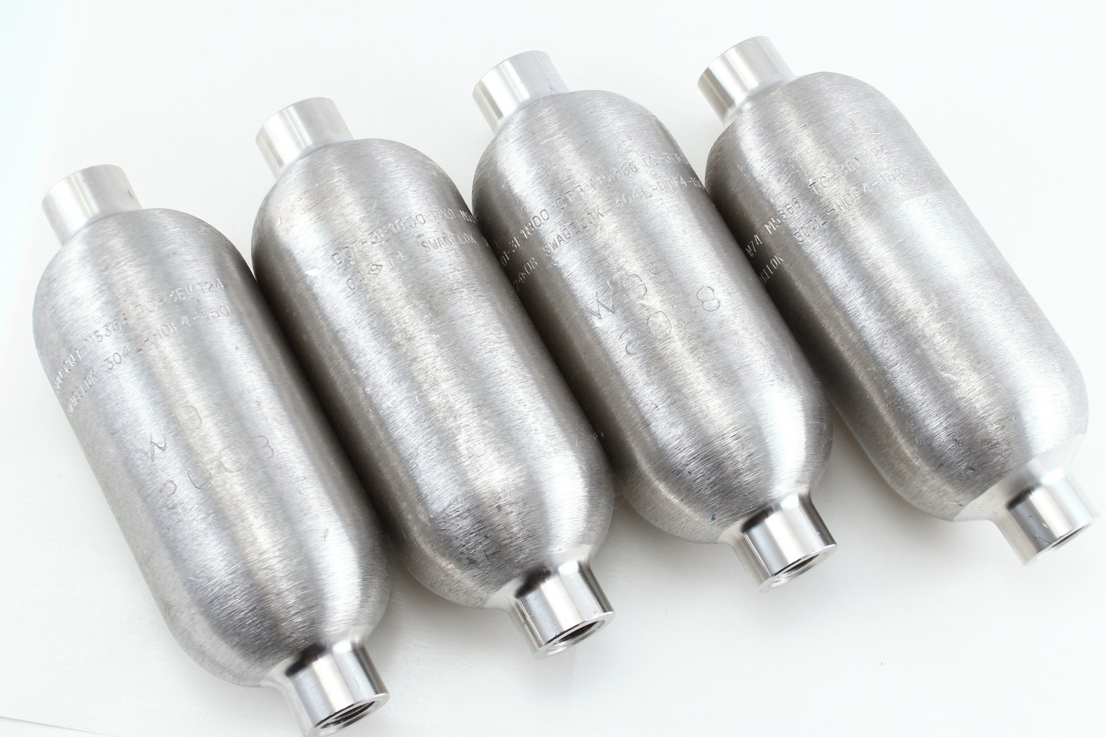 Sample cylinder 150CC, Swagelok 304L-HDF4-150, 1/4 NPT double ended.