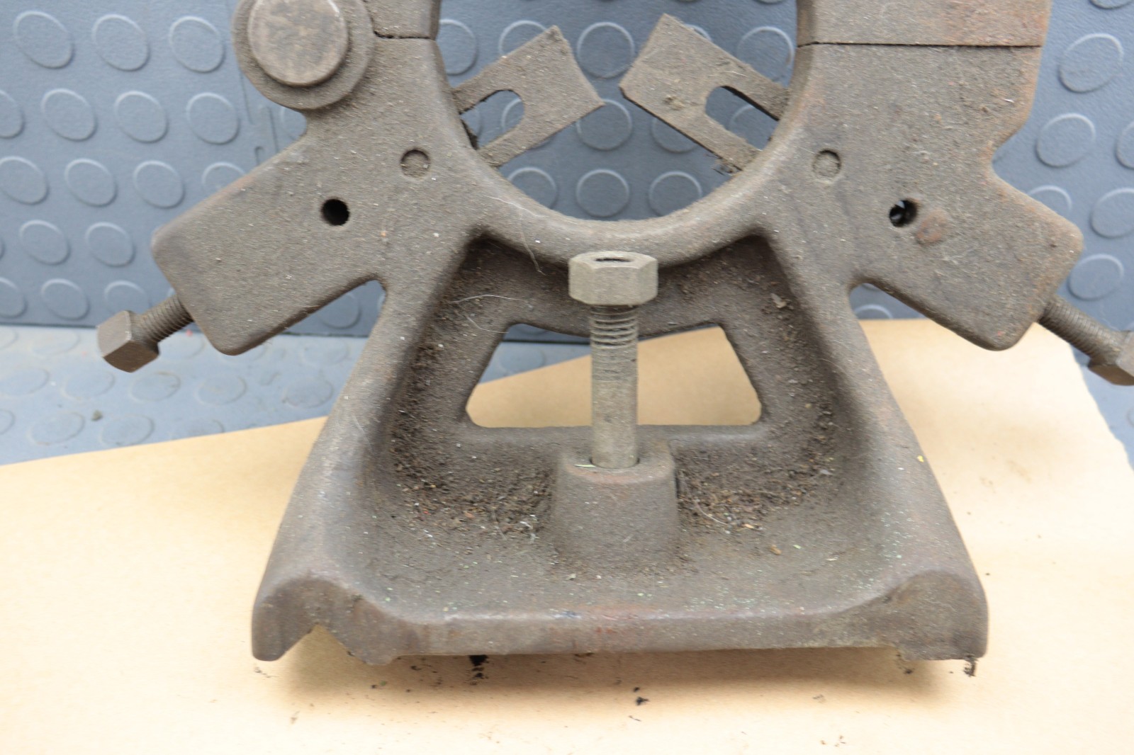LATHE STEADY REST UNKNOWN WHAT IT FITS