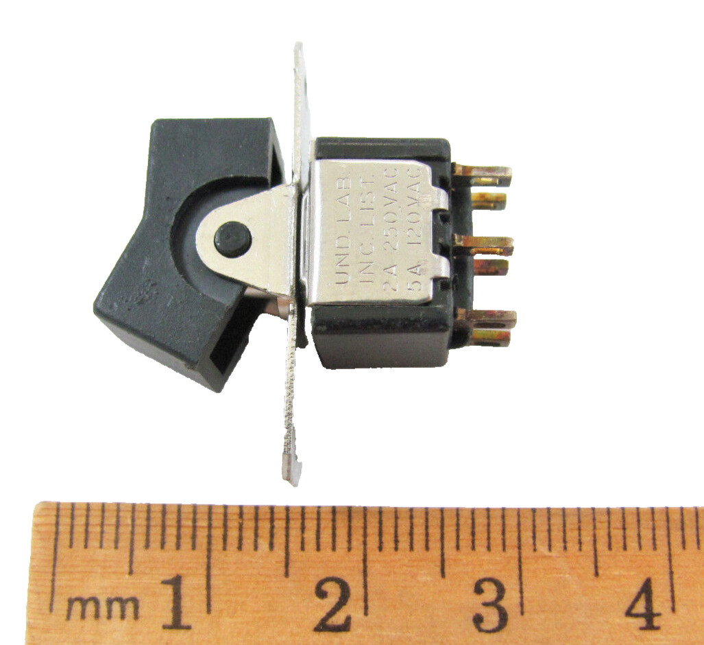 (2x) DPDT ON-NONE-ON 5A 120VAC / 28VDC – 2A 250VAC Rocker Switch – Solder