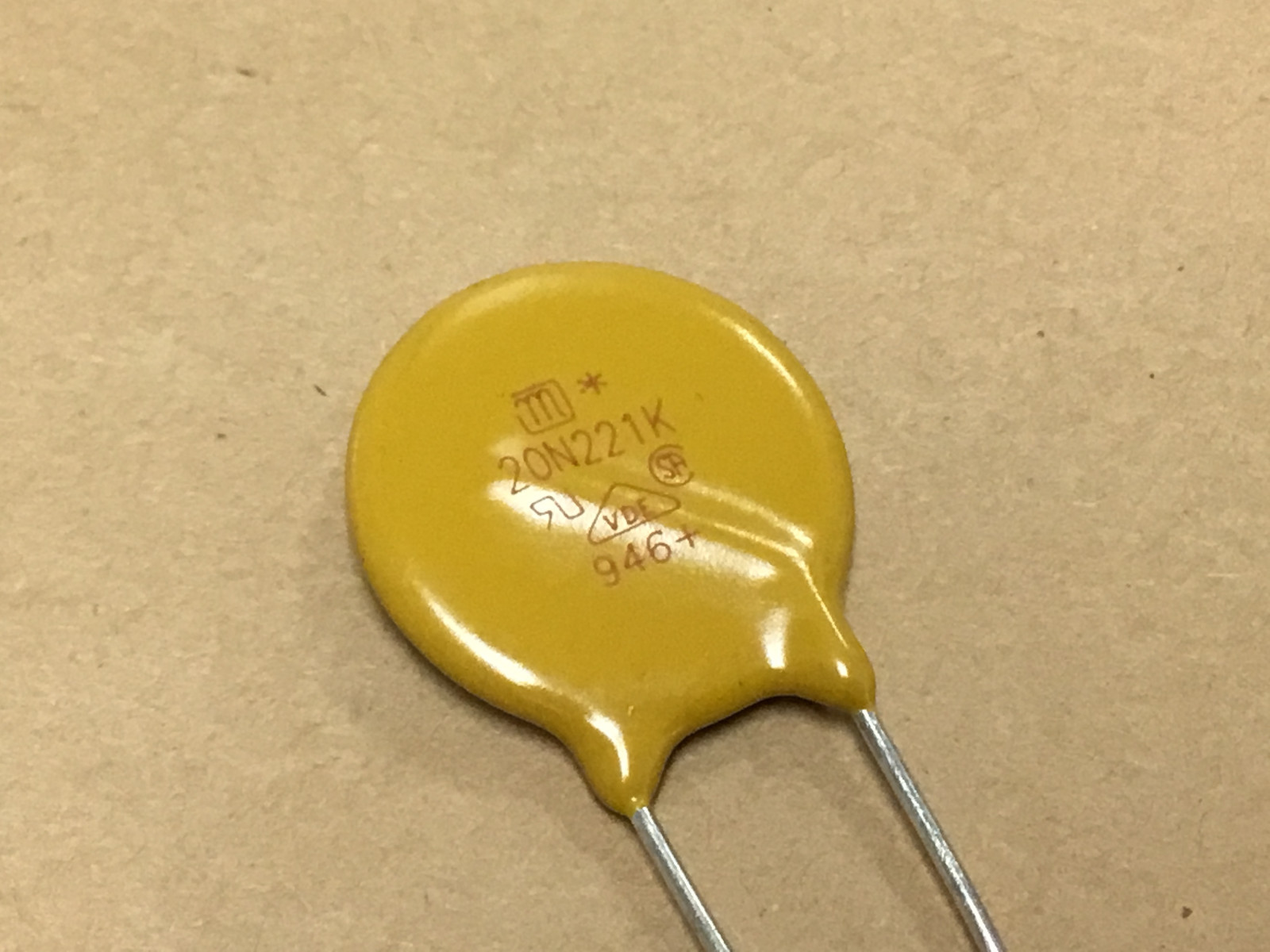(10 PCS) RFE JVR20N221K11PU5 VARISTOR ( 0N221K ) RoHS YES