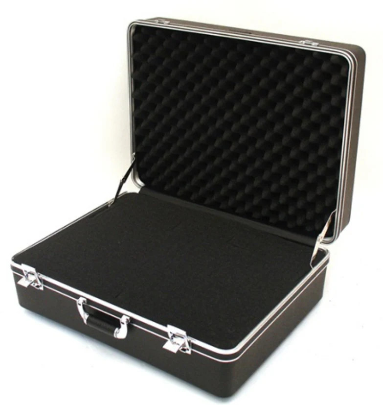 241809 – PLATT LUGGAGE – HEAVY-DUTY POLYETHYLENE CASE – Interior Dimensions (L x