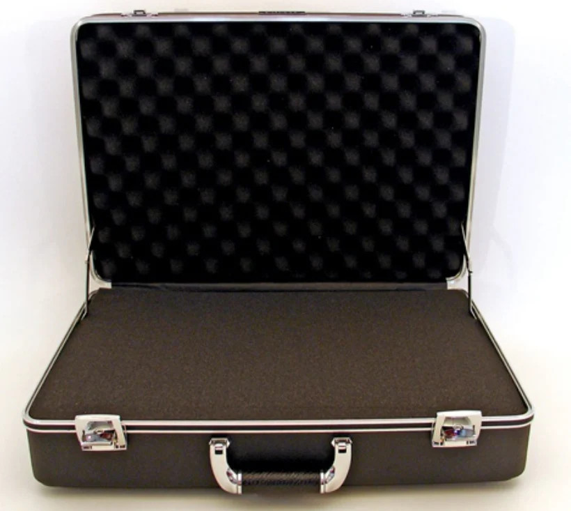 2005 – PLATT LUGGAGE – LIGHT-DUTY ABS CASE – Interior Dimensions (L x W x D): 20