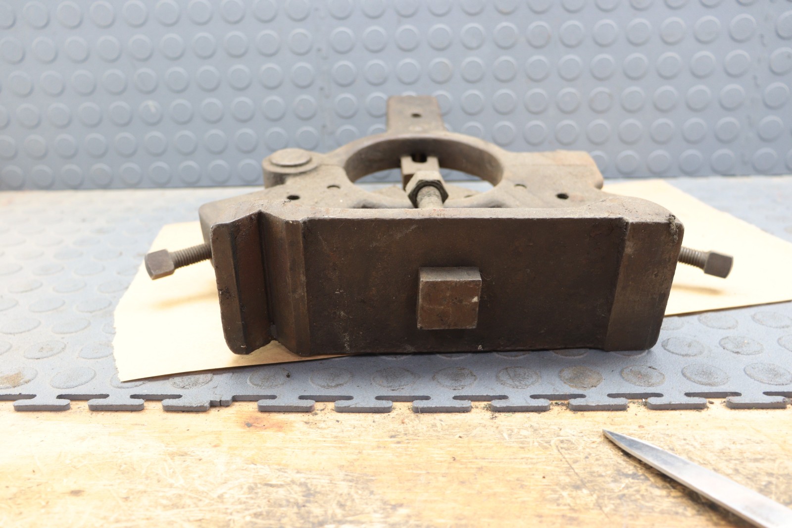LATHE STEADY REST UNKNOWN WHAT IT FITS